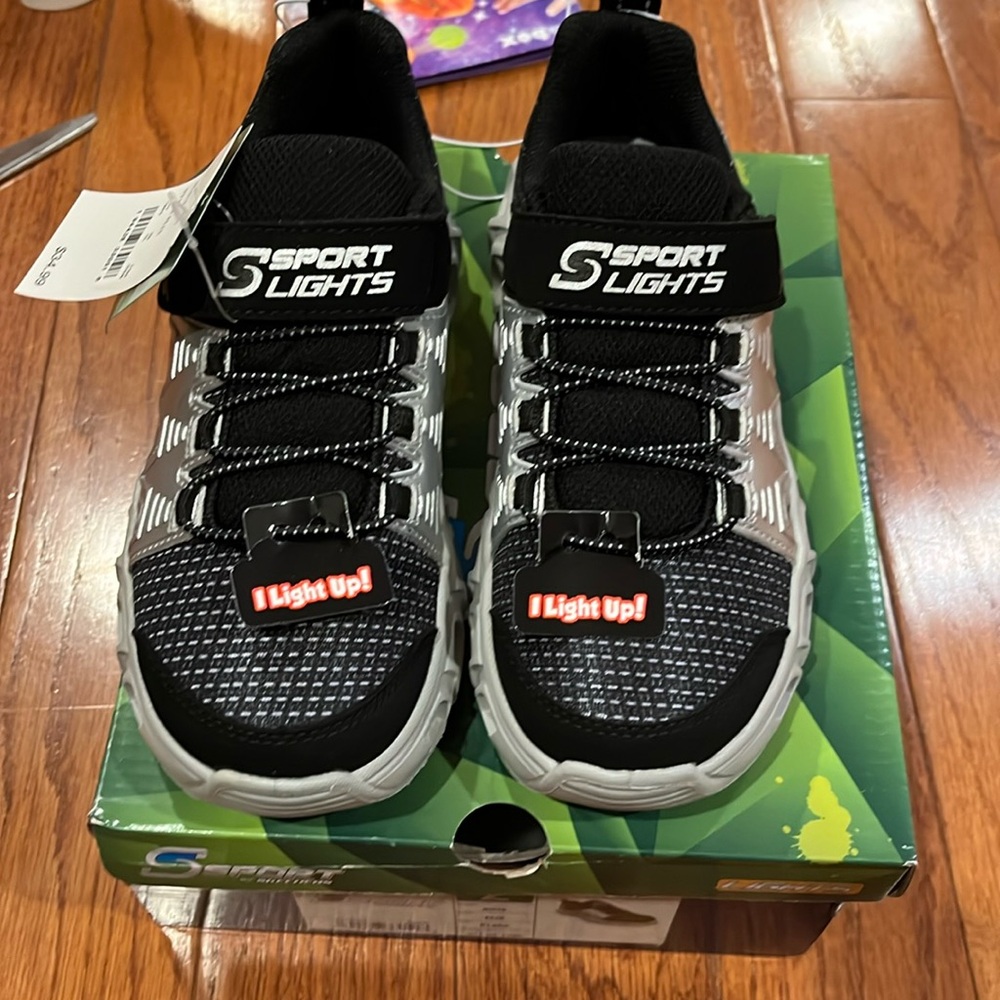 Skechers Light up Sneakers boys size 2 NEW IN BOX